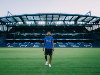 Morgan Rogers stojący na tle trybun i płyty boiska stadionu Stamford Bridge w Londynie.