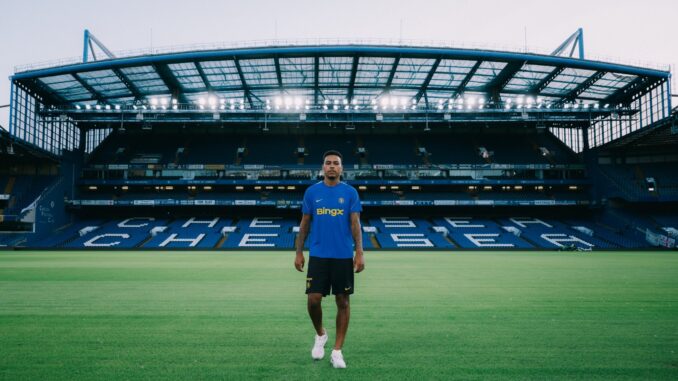 Morgan Rogers stojący na tle trybun i płyty boiska stadionu Stamford Bridge w Londynie.