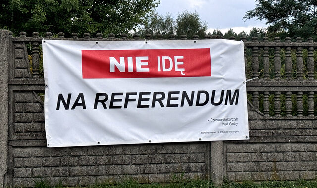 Baner "Nie idę na referendum".