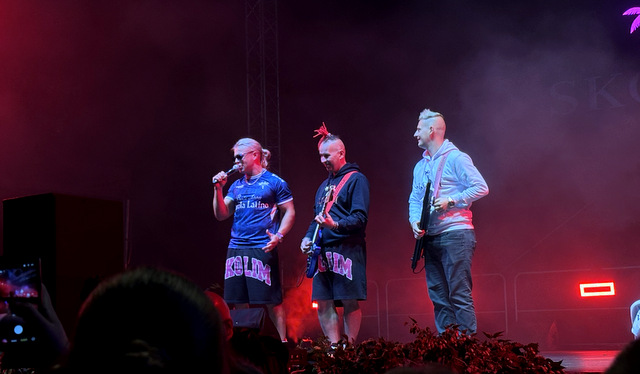 Codziennie wieczorem na scenie stawali znani wykonawcy.