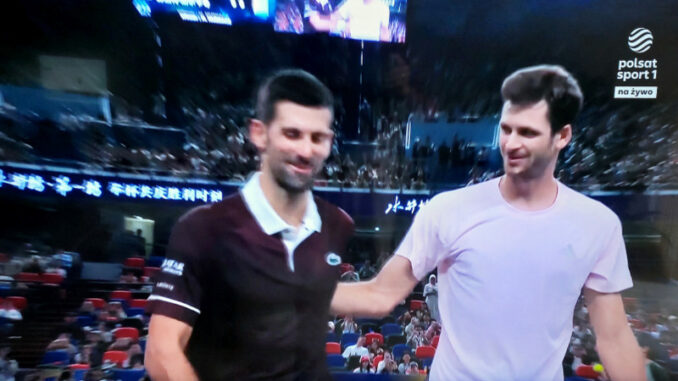 Novak Djokovic i Hubert Hurkacz tuż po meczu w Szanghaju, zwycięskim dla Polaka.