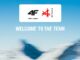 Grafika przedstawiająca logotypy polskiej marki odzieżowej 4F oraz Ski Austria na tle ośnieżonych gór, z napisem „Welcome to the Team”.